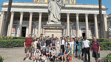 Die Reisegruppe vor der Basilika St. Paul vor den Mauern zusammen mit Pfarrer David Kajal.