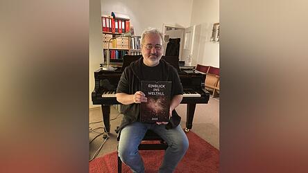 Stefan Lang gibt mit seinem Kalender „Einblick ins Weltall“.