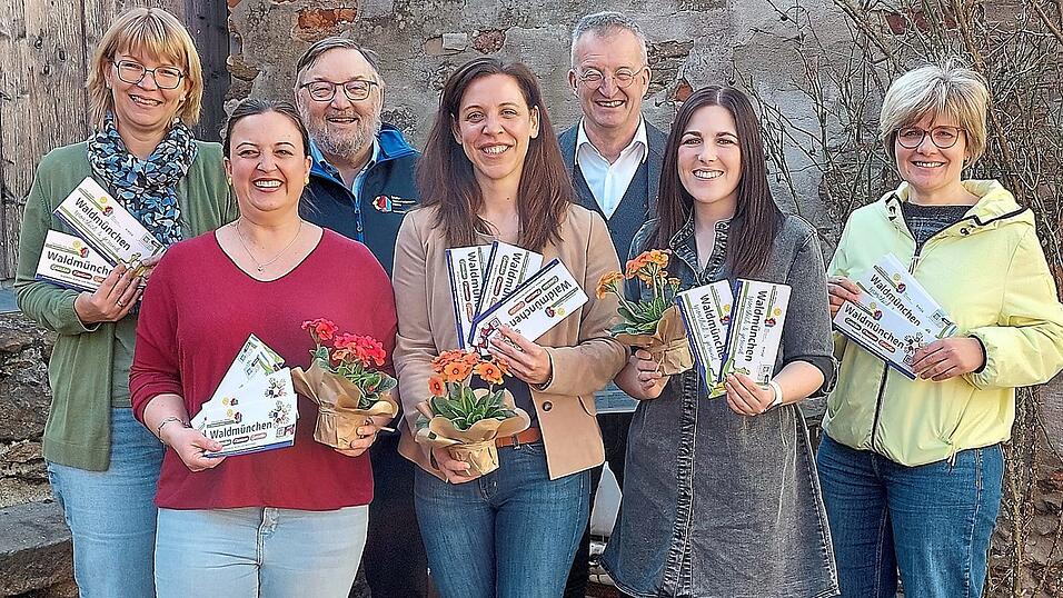 Susanne Nock (links) bedankte sich bei der Programmvorstellung bei ihrem Team Stephanie Haberl, Kristina Schlaegel und Sandra K&auml;rtner mit Blumen; dazu hatten sich auch Alois Nock vom Tr&auml;gerverein, B&uuml;rgermeister Markus Ackermann und Sandra Ederer vom Kreativpunkt Ederer eingefunden.