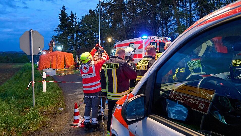 Insgesamt sind rund 150 Einsatzkr&auml;fte auf dem Gel&auml;nde der Lederfabrik.