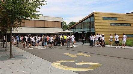 Um 10 Uhr trafen sich die Abiturienten am Hans-Carossa-Gymnasium und zogen &uuml;ber Seligenthal weiter ans Hans-Leinberger-Gymnasium.