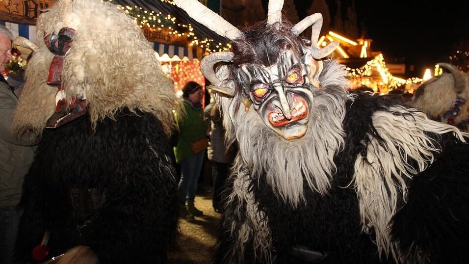 Die Perchtengruppe 'Frisinger Fratz'n' trat am Mittwochabend auf dem Landshuter Christkindlmarkt auf. Die Perchtengruppe 'Frisinger Fratz'n' trat am Mittwochabend auf dem Landshuter Christkindlmarkt auf.