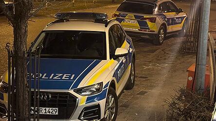 Streifenwagen am Sonntagabend vor einer Gastst&auml;tte am Wiesenter Dorfplatz.