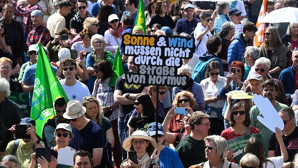 Mehrere Tausend Menschen versammelten sich in M&uuml;nchen bei einer &Ouml;kostrom-Kundgebung gegen die Sparpl&auml;ne von Bundeswirtschaftsministerin Reiche.