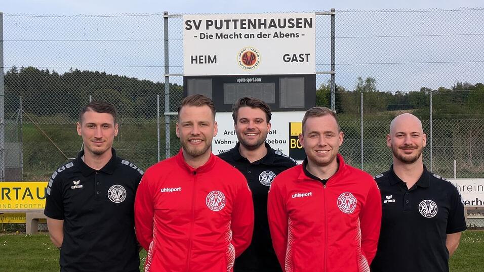 Der neue Sportdirektor Glerdis Ahmeti mit Cheftrainer Arjon Kryeziu, SVP-Vorsitzenden Vincent Brunner, dem neuen Co-Trainer Bastian W&uuml;rfl und Fu&szlig;ballabteilungsleiter Stefan Fraunholz (v.l.).