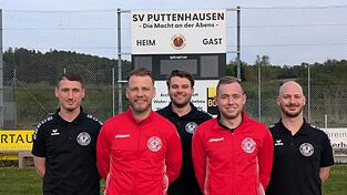 Der neue Sportdirektor Glerdis Ahmeti mit Cheftrainer Arjon Kryeziu, SVP-Vorsitzenden Vincent Brunner, dem neuen Co-Trainer Bastian W&uuml;rfl und Fu&szlig;ballabteilungsleiter Stefan Fraunholz (v.l.).