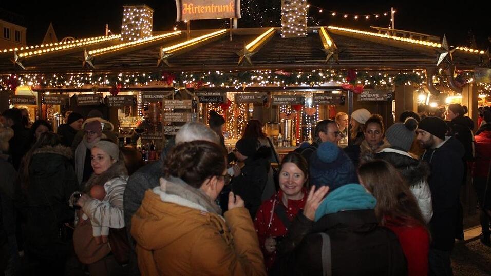 Die Perchtengruppe 'Frisinger Fratz'n' trat am Mittwochabend auf dem Landshuter Christkindlmarkt auf. Die Perchtengruppe 'Frisinger Fratz'n' trat am Mittwochabend auf dem Landshuter Christkindlmarkt auf.