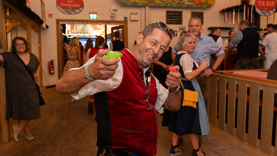 Die Partybilder vom Freitag, 18. August 2023, aus dem Festzelt Greindl. Die Partybilder vom Freitag, 18. August 2023, aus dem Festzelt Greindl.