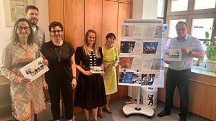 Anjalie Chaubal, Timo Bullemer, Petra Jakobi, Jessica Windmai&szlig;er-Scherbl, Dr. B&auml;rbel Kleindorfer-Marx und B&uuml;rgermeister Martin Stoiber (von links) stellen das st&auml;dtische Kulturprogramm vor.