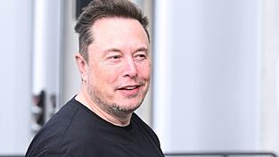 Elon Musk wirft Apple und OpenAI unfairen Wettbewerb vor. (Archivbild)