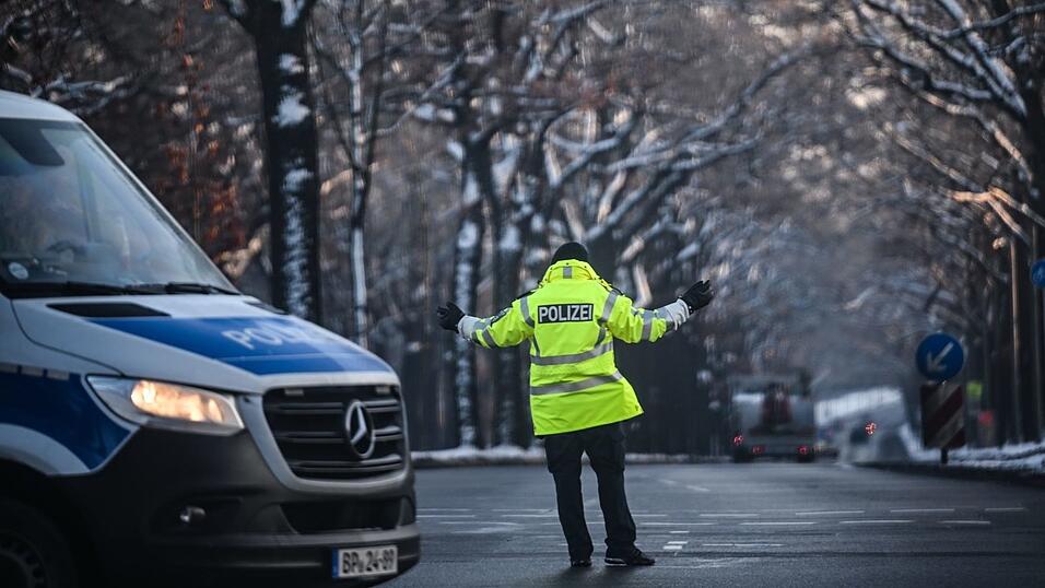 Ein Polizist regelt den Verkehr an einer Kreuzung, an der die Ampel ausgefallen ist. Ein Polizist regelt den Verkehr an einer Kreuzung, an der die Ampel ausgefallen ist.