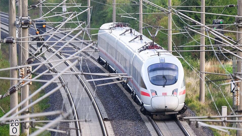 Sprinter-Verbindungen sind bei den Fahrgästen beliebt, weil sie unterwegs nicht so oft halten. Mitte Dezember startet eine neue Linie zwischen Hamburg und München. (Archivbild) Sprinter-Verbindungen sind bei den Fahrgästen beliebt, weil sie unterwegs nicht so oft halten. Mitte Dezember startet eine neue Linie zwischen Hamburg und München. (Archivbild)