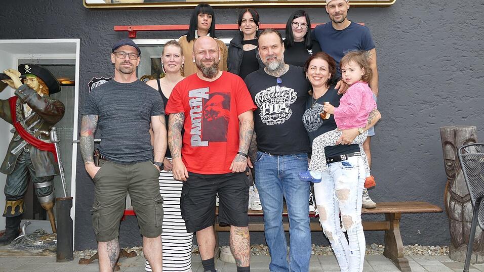 Ein gro&szlig;er Teil vom Team 'Needles&Pins': Nikola R&auml;dlinger, Natascha Baierl, Kerstin Bredl und Philipp Kinsky (hinten von links) sowie Kriszti&agrave;n Kov&agrave;cs, Ramona Jetz, Tobi Aschenbrenner, Bj&ouml;rn Drechsel, Steffi Drechsel und Tochter Marina (vorne von links).