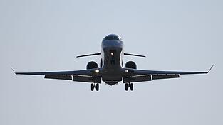 Die Pilotengewerkschaft VC Cockpit will im Tarifkonflikt mit der Lufthansa vorl&auml;ufig auf Streiks verzichten. (Archivbild)