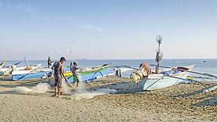 Fischer bei ihrer Arbeit am Strand an der Nordk&uuml;ste von Osttimor.