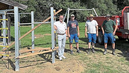 Nach dem Aufstellen neuer Spielger&auml;te am Spielplatz im Ortsteil Weichs, von links: B&uuml;rgermeister Johann Grau, Bauhofvorarbeiter Richard Margezeder, Mitarbeiter Thomas Blabl und Patrick Wieczorek. Nicht abgebildet auf dem Foto ist Mitarbeiter Johannes Buberger.