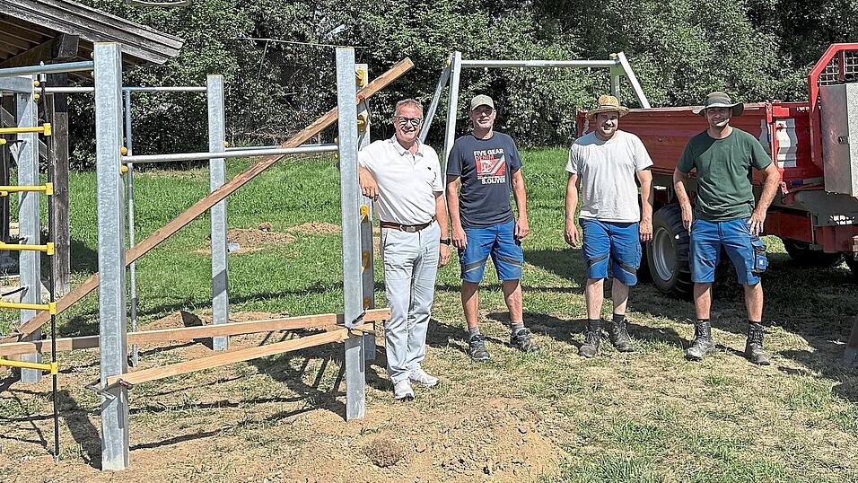 Nach dem Aufstellen neuer Spielger&auml;te am Spielplatz im Ortsteil Weichs, von links: B&uuml;rgermeister Johann Grau, Bauhofvorarbeiter Richard Margezeder, Mitarbeiter Thomas Blabl und Patrick Wieczorek. Nicht abgebildet auf dem Foto ist Mitarbeiter Johannes Buberger.
