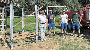 Nach dem Aufstellen neuer Spielger&auml;te am Spielplatz im Ortsteil Weichs, von links: B&uuml;rgermeister Johann Grau, Bauhofvorarbeiter Richard Margezeder, Mitarbeiter Thomas Blabl und Patrick Wieczorek. Nicht abgebildet auf dem Foto ist Mitarbeiter Johannes Buberger.