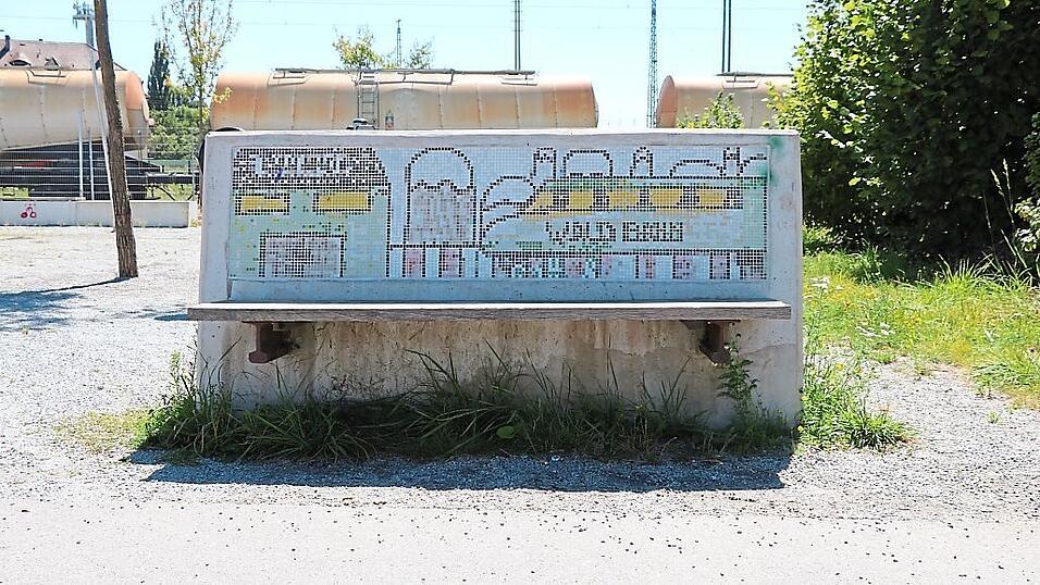 Vor einigen Jahren gestalteten Kinder im Unterricht die ersten drei Bänke, die schon im Nordpark stehen (r.) mit Mosaiken zum Thema 'Bahn'. Im Rahmen des Ferienprogramms werden am Mittwoch vier Kinder drei weitere Bänke gestalten. V. l. Kulturamtsleiterin Kathrin Tost, Projektleiter Hubert Huber, Bürgermeister Hans Schmalhofer und Bauhofleiter Alfred Reichl stellten das Projekt vor. Vor einigen Jahren gestalteten Kinder im Unterricht die ersten drei Bänke, die schon im Nordpark stehen (r.) mit Mosaiken zum Thema 'Bahn'. Im Rahmen des Ferienprogramms werden am Mittwoch vier Kinder drei weitere Bänke gestalten. V. l. Kulturamtsleiterin Kathrin Tost, Projektleiter Hubert Huber, Bürgermeister Hans Schmalhofer und Bauhofleiter Alfred Reichl stellten das Projekt vor.
