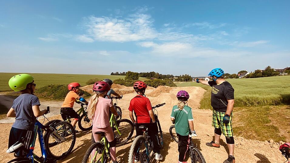 Nicht nur Kindern hilft der wellige Kurs, um die Fahrtechnik zu verbessern. Auch Erwachsene können ihre Mountainbikegrenzen austesten. Nicht nur Kindern hilft der wellige Kurs, um die Fahrtechnik zu verbessern. Auch Erwachsene können ihre Mountainbikegrenzen austesten.