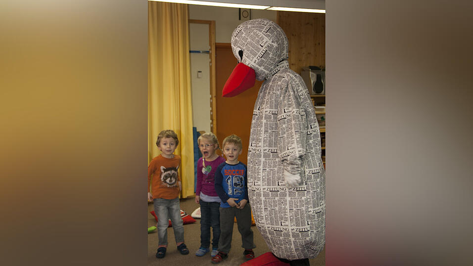 20 Kindergartenkinder des Städtischen Kindergartens in Sossau testen Anfang Januar für drei Wochen ein besonderes Projekt der Mediengruppe Straubinger Tagblatt//Landshuter Zeitung. Nach dem Zeitungsprojekt in Schulen starten die Redakteure der Jugend- und Schulredaktion das Pilotprojekt 'Zeitung im Kindergarten'. Besonderes Highlight: Zeitungsmaskottchen Paula Print. 20 Kindergartenkinder des Städtischen Kindergartens in Sossau testen Anfang Januar für drei Wochen ein besonderes Projekt der Mediengruppe Straubinger Tagblatt//Landshuter Zeitung. Nach dem Zeitungsprojekt in Schulen starten die Redakteure der Jugend- und Schulredaktion das Pilotprojekt 'Zeitung im Kindergarten'. Besonderes Highlight: Zeitungsmaskottchen Paula Print.