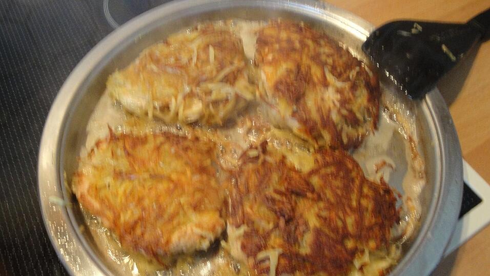 Wenn die Schnitzel goldbraun und die Kartoffelstifte durch sind, dann ist das Gericht fertig.