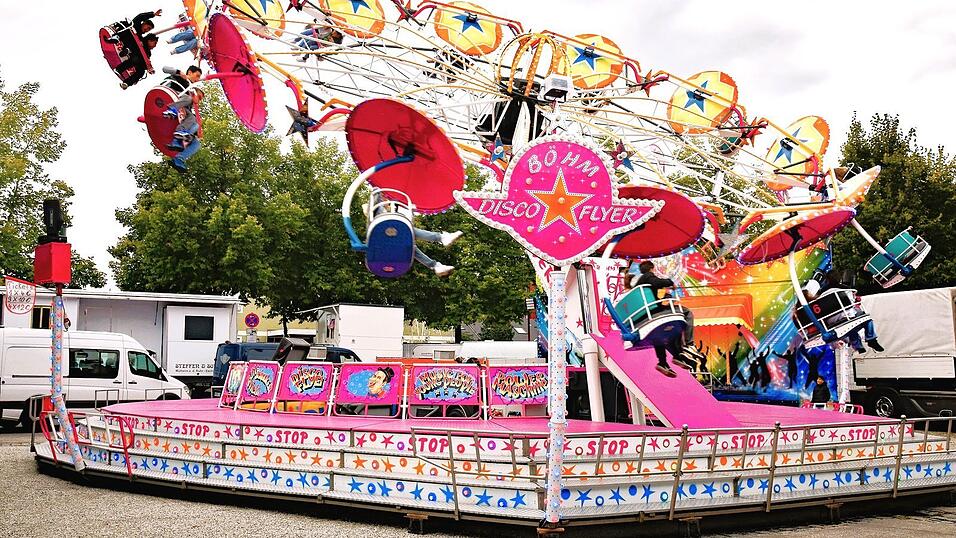 Nicht auf jedem Volksfest zu finden, aber besonders für das junge Publikum eine Attraktion sind Fahrgeschäfte, wie hier in Moosburg. Nicht auf jedem Volksfest zu finden, aber besonders für das junge Publikum eine Attraktion sind Fahrgeschäfte, wie hier in Moosburg.