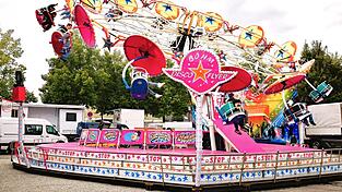 Nicht auf jedem Volksfest zu finden, aber besonders f&uuml;r das junge Publikum eine Attraktion sind Fahrgesch&auml;fte, wie hier in Moosburg.