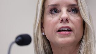 US-Justizministerin Pam Bondi muss sich kritischen Fragen vor einem Ausschuss stellen. US-Justizministerin Pam Bondi muss sich kritischen Fragen vor einem Ausschuss stellen.