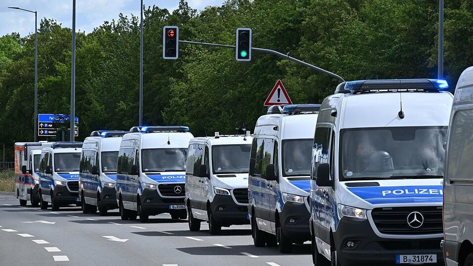 Die Polizei ist nach eigenen Angaben mit Tausenden Einsatzkräften aus dem ganzen Bundesgebiet im Einsatz. Die Polizei ist nach eigenen Angaben mit Tausenden Einsatzkräften aus dem ganzen Bundesgebiet im Einsatz.