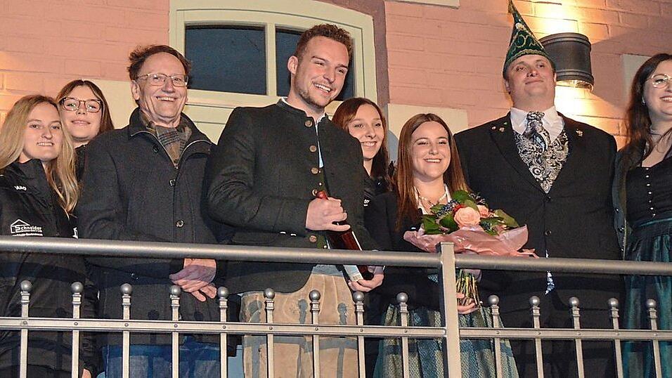 Zusammen mit ihren f&uuml;nf Hofdamen strahlten die neuen Regenten 'Lisa I. von Mitternachtstanz und Make-up-Glanz' und 'Josef III. von Fahnenklau und Obermarkt Au', welche &uuml;brigens kein Paar sind, in die Kameras und wurden von B&uuml;rgermeister Hans Sailer begl&uuml;ckw&uuml;nscht.