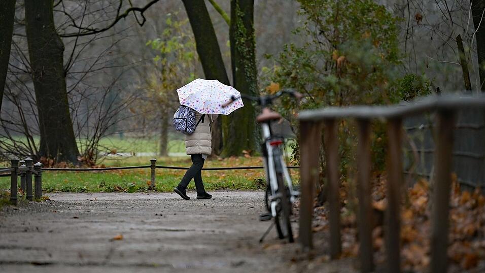Es bleibt herbstlich grau und winterlich glatt. Es bleibt herbstlich grau und winterlich glatt.