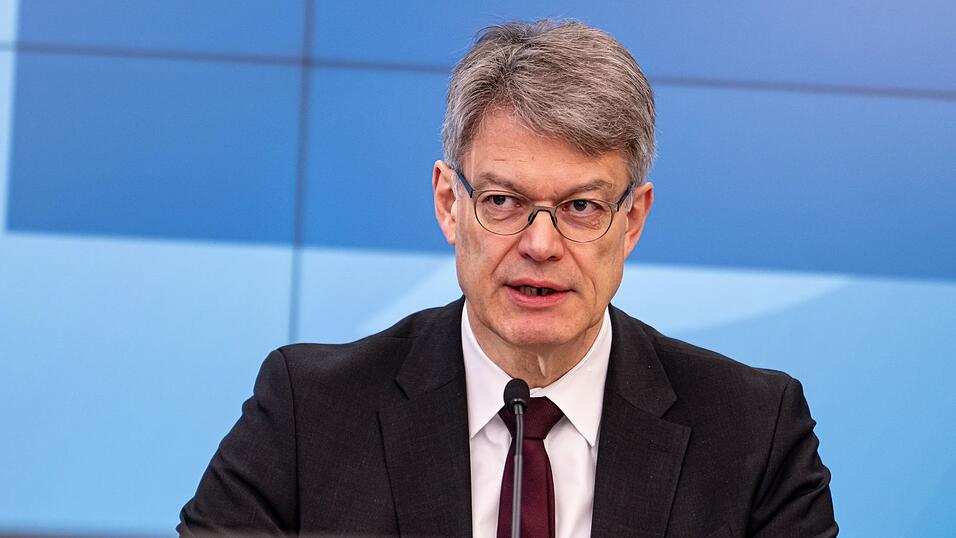 Bundesverkehrsminister Schnieder: &laquo;Ich halte F&uuml;hrerscheinkosten von rund 3.500 Euro, wie wir sie derzeit haben, f&uuml;r zu teuer.&raquo;