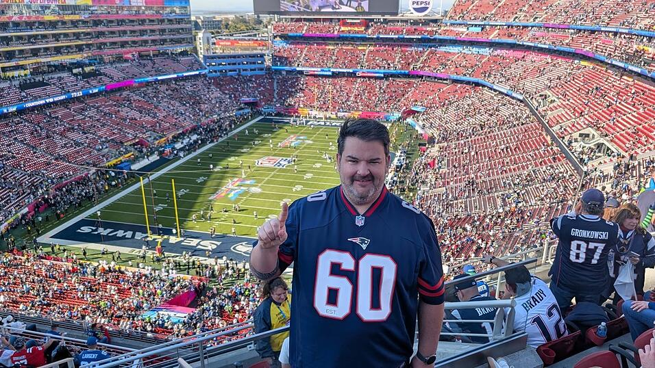 Im Patriots-Trikot verfolgte Gerald Simbeck am vergangenen Sonntag das Finale um die American-Football-Meisterschaft im Levi&rsquo;s Stadium in Santa Clara, der Heimspielst&auml;tte der San Francisco 49ers.