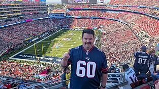 Im Patriots-Trikot verfolgte Gerald Simbeck am vergangenen Sonntag das Finale um die American-Football-Meisterschaft im Levi&rsquo;s Stadium in Santa Clara, der Heimspielst&auml;tte der San Francisco 49ers.