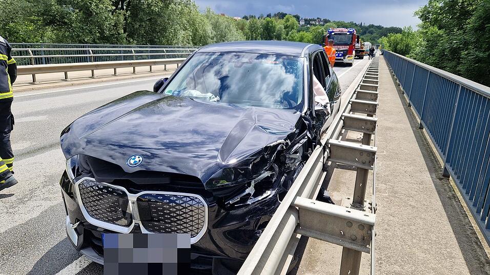 Auf der B20 hat sich ein Unfall mit mehreren Fahrzeugen ereignet. Auf der B20 hat sich ein Unfall mit mehreren Fahrzeugen ereignet.