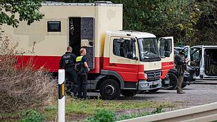 Dieser zu einem Wohnwagen umgebaute Lastwagen soll vom Tatverd&auml;chtigen sein. Die Polizei fand ihn dort nicht.