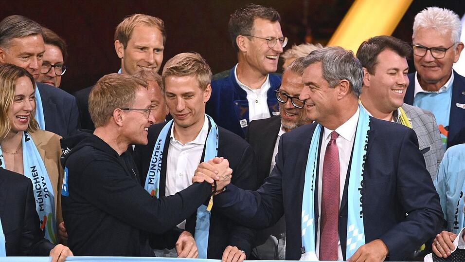 Auf gute Nord-Süd-Zusammenarbeit: Schleswig-Holsteins Ministerpräsident Daniel Günther, Münchens Oberbürgermeister Dominik Krause und Bayerns Ministerpräsident Markus Söder beglückwünschen sich (l-r). Auf gute Nord-Süd-Zusammenarbeit: Schleswig-Holsteins Ministerpräsident Daniel Günther, Münchens Oberbürgermeister Dominik Krause und Bayerns Ministerpräsident Markus Söder beglückwünschen sich (l-r).