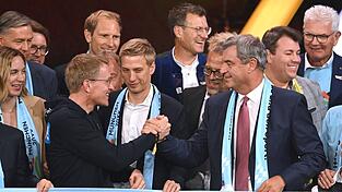 Auf gute Nord-Süd-Zusammenarbeit: Schleswig-Holsteins Ministerpräsident Daniel Günther, Münchens Oberbürgermeister Dominik Krause und Bayerns Ministerpräsident Markus Söder beglückwünschen sich (l-r). Auf gute Nord-Süd-Zusammenarbeit: Schleswig-Holsteins Ministerpräsident Daniel Günther, Münchens Oberbürgermeister Dominik Krause und Bayerns Ministerpräsident Markus Söder beglückwünschen sich (l-r).
