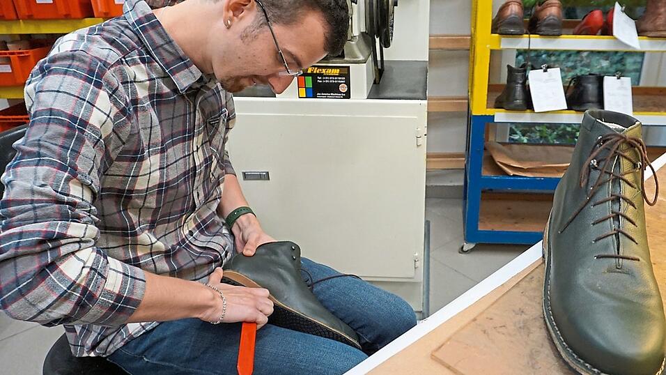 Diese Schuhe sind fast fertig: Lukas Niedermeier arbeitet an einem Paar seiner maßgeschneiderten Schuhe 35 bis 40 Stunden. Diese Schuhe sind fast fertig: Lukas Niedermeier arbeitet an einem Paar seiner maßgeschneiderten Schuhe 35 bis 40 Stunden.