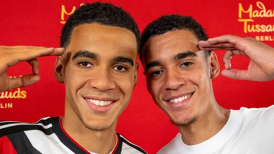 Jamal Musiala (r) hat vor der WM eine eigene Wachsfigur bekommen. Jamal Musiala (r) hat vor der WM eine eigene Wachsfigur bekommen.
