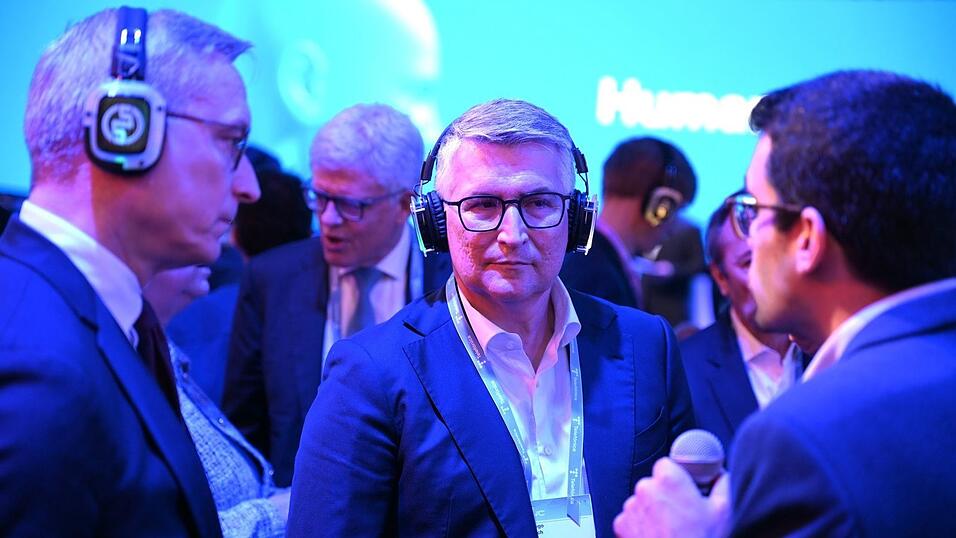Ein neuer Chef soll es richten: Santiago Argelich Hesse (Mitte) neben Bundesdigitalminister Karsten Wildberger (CDU, links) beim Rundgang &uuml;ber den Telef&oacute;nica-Messestand bei der Digitalmesse MWC in Barcelona im M&auml;rz.