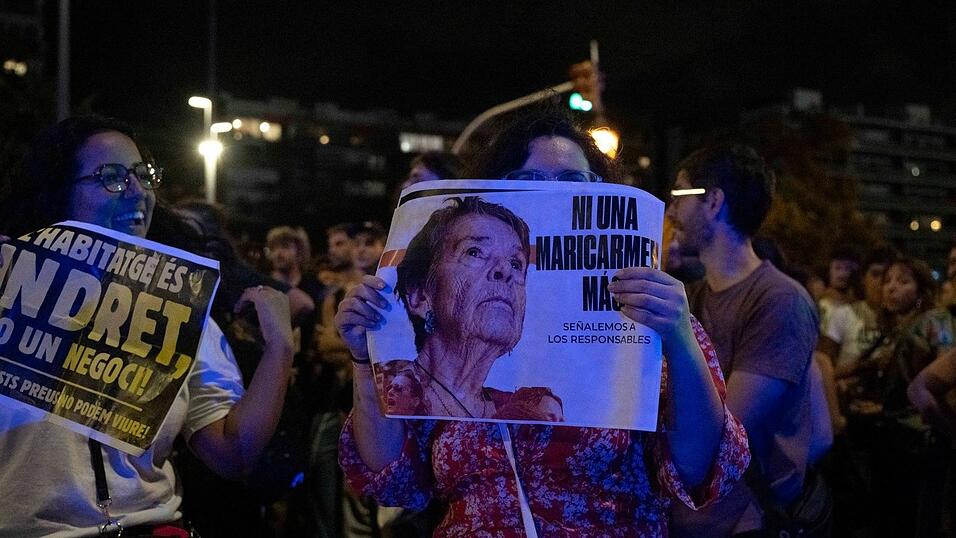 Die Demonstranten forderten Gerechtigkeit für die 87-Jährige. Die Demonstranten forderten Gerechtigkeit für die 87-Jährige.