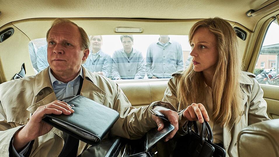 Die der RAF nahestehende Sandra Wellmann (Petra Schmidt-Schaller) wird Vertraute von Treuhandchef Dahlmann (Ulrich Tukur).