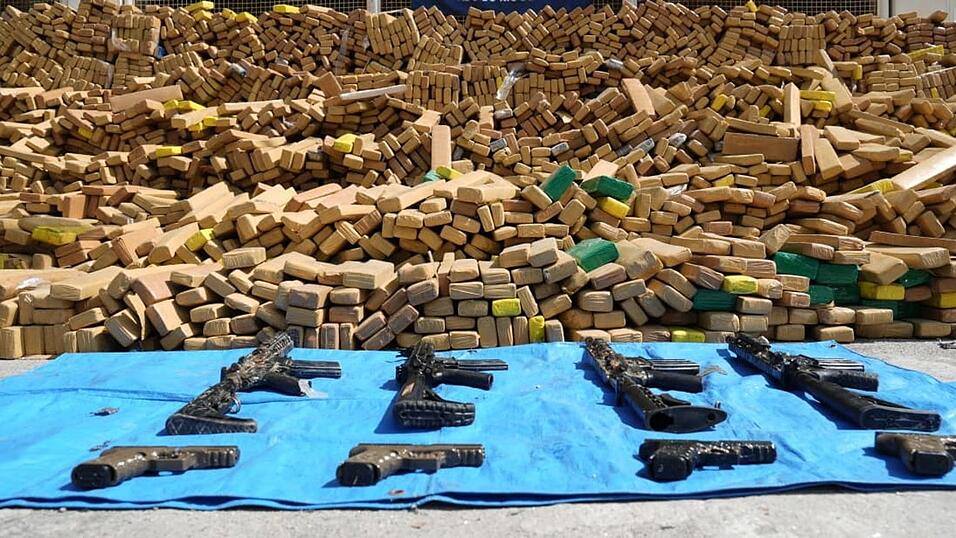 Neben dem Marihuana wurden auch Waffen gefunden. Neben dem Marihuana wurden auch Waffen gefunden.