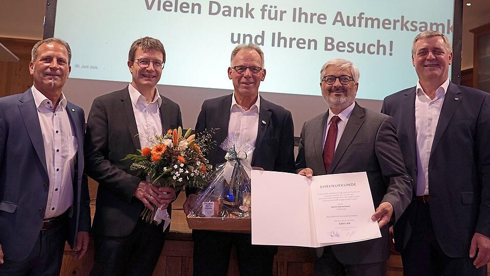 Bei der Versammlung (von links): Ludwig Frischmann (Vorstandsvorsitzender VR-Bank Isar-Vils), Walter Deinb&ouml;ck (Aufsichtsratsvorsitzender), Martin Wackerbauer (Aufsichtsrat bis 30. Juni), Franz Penker (Regionaldirektor des Genossenschaftsverbands Bayern), Manfred J. Gruber (Vorstand VR-Bank Isar-Vils eG).