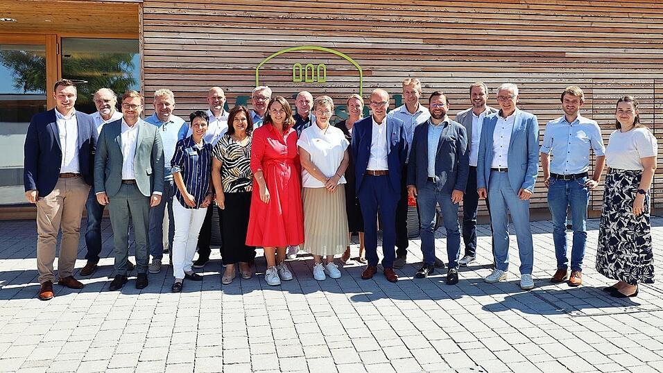 Die Teilnehmer der Verbandsversammlung mit Vorsitzendem Martin Hiergeist (M.) und seiner Stellvertreterin Irmgard Eberl sowie Landrat Werner Bumeder.