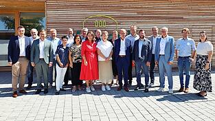 Die Teilnehmer der Verbandsversammlung mit Vorsitzendem Martin Hiergeist (M.) und seiner Stellvertreterin Irmgard Eberl sowie Landrat Werner Bumeder.