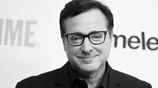Bob Saget besucht die 'Shameless' FYC-Veranstaltung im Linwood Dunn Theater. Der US-Schauspieler und Komiker Bob Saget ist nach Angaben der Polizei im US-Staat Florida tot aufgefunden worden. Die Leiche sei am Sonntag in einem Hotelzimmer in Orlando von Beamten entdeckt worden. Er wurde 65 Jahre alt.