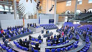 Im Plenum des Bundestags entscheidet sich der Rentenstreit - und vielleicht auch die Zukunft der Koalition. (Archivbild) Im Plenum des Bundestags entscheidet sich der Rentenstreit - und vielleicht auch die Zukunft der Koalition. (Archivbild)